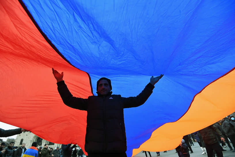 После митинга началось шествие, которое  завершилось на площади Мясникяна возложением цветов в память о жертвах уличных протестов 2008 года