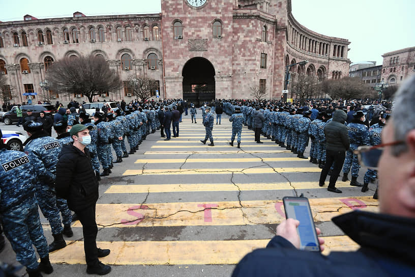 Сотрудники правоохранительных органов во время митинга в поддержку премьер-министра Армении Никола Пашиняна