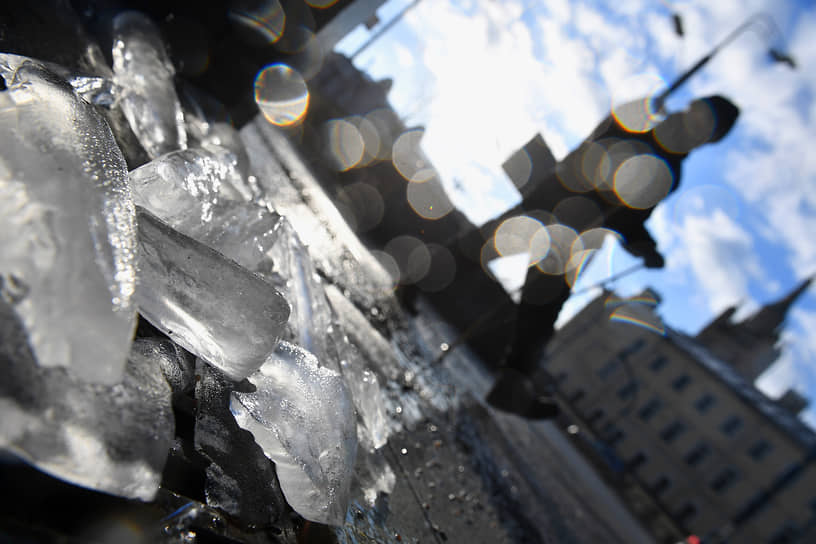 Москва. Куски тающего льда на дороге после резкого потепления 