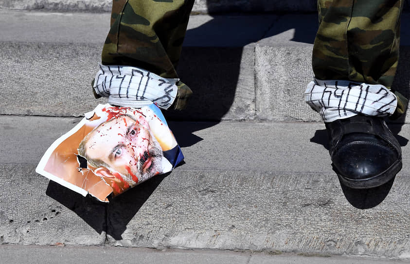 Ереван. Изображение премьер-министра страны Никола Пашиняна на ботинке у оппозиционера 