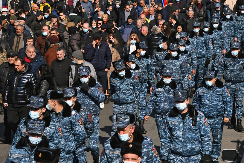 Ереван. Участники митинга оппозиции и сотрудники правоохранительных органов