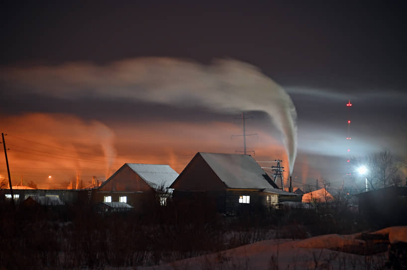 Тара, Омская область. Дым из труб на территории частного сектора во время сильного мороза