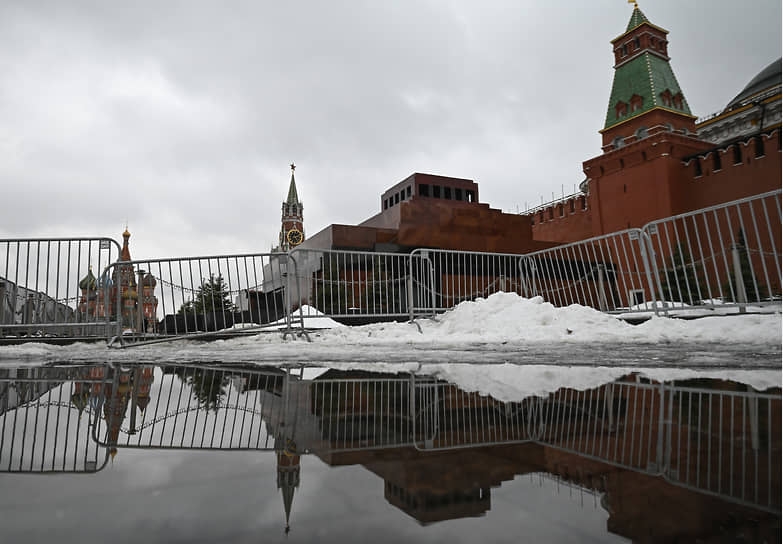 Москва. Ограждения вокруг лужи на Красной площади