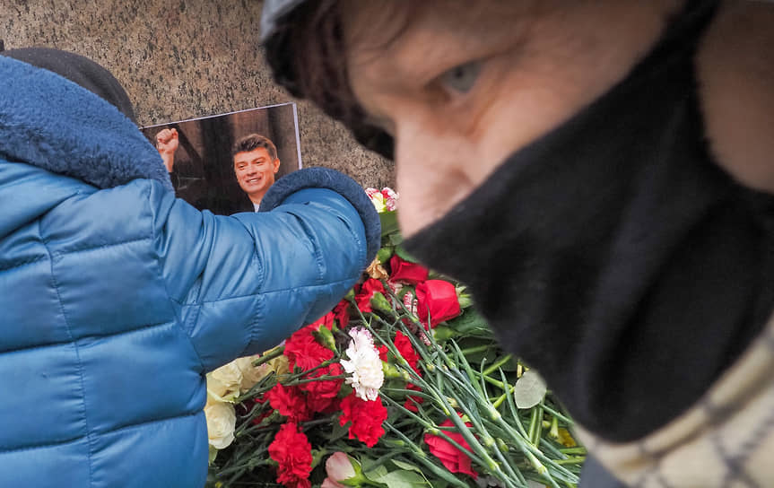Санкт-Петербург. Акция памяти политика Бориса Немцова у Соловецкого камня