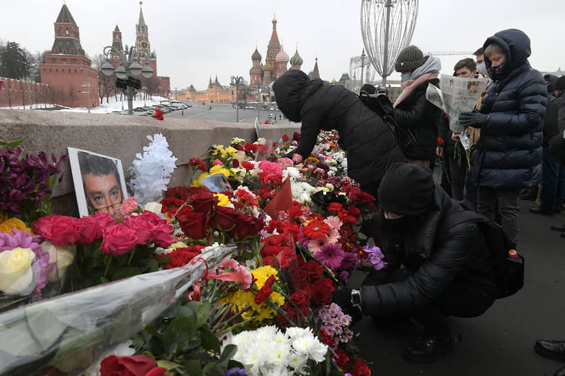 Возложение цветов к месту убийства политика Бориса Немцова на Большом Москворецком мосту