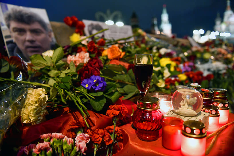 Цветы и свечи на месте убийства Бориса Немцова