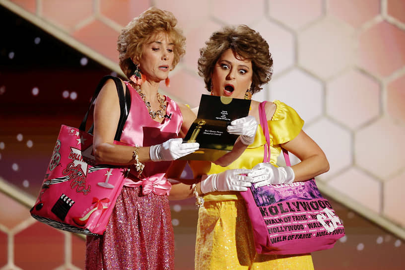 Актрисы Кристен Уиг (слева) и Энни Мумоло в образе героинь из фильма «Барб и Звезда едут в Виста дель Мар» на сцене во время церемонии