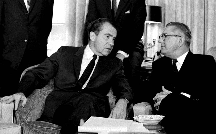 Декабрь 1968 года. Победивший на президентских выборах Ричард Никсон (слева) общается с председателем бюджетного комитета Конгресса США Уилбуром Миллсом