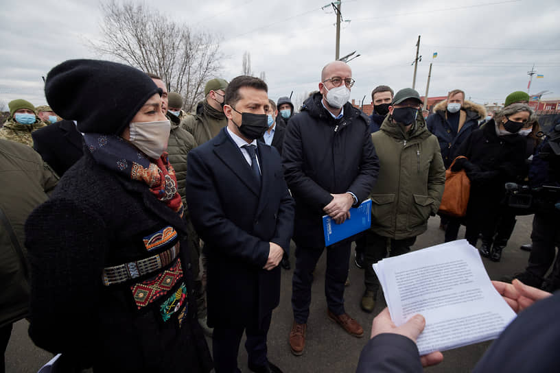 Президент Украины Владимир Зеленский (в черной маске) и председатель Европейского совета Шарль Мишель (в белой маске)