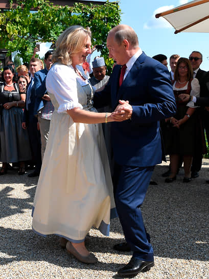 Карин Кнайссль танцует с Владимиром Путиным на своей свадьбе в 2018 году 