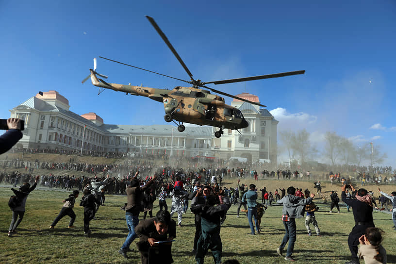 Кабул, Афганистан. Вертолет на выставке военной техники