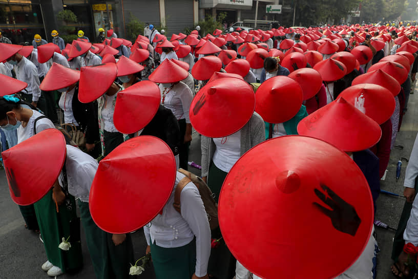 Мандалай, Мьянма. Школьные учителя протестуют против военного переворота