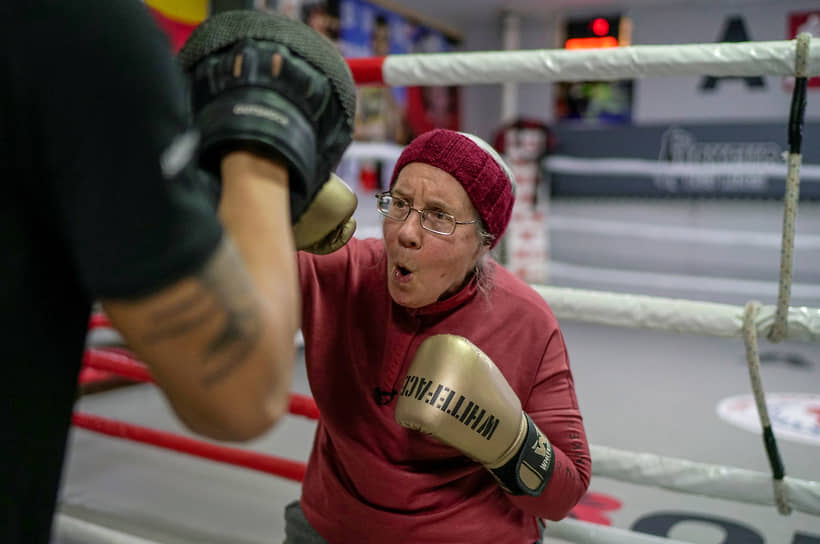Анталья, Турция. 75-летняя женщина на тренировке по боксу 