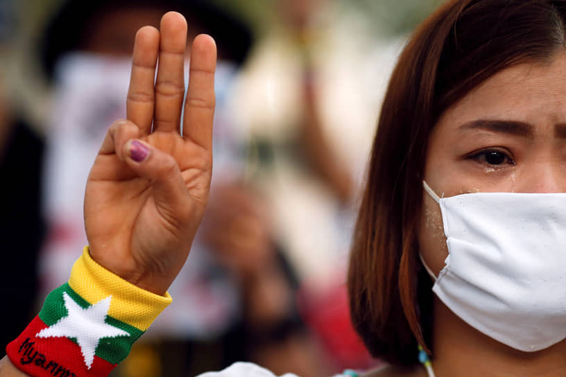 Бангкок, Таиланд. Женщина во время церемонии в память о жертвах протестов в Мьянме 