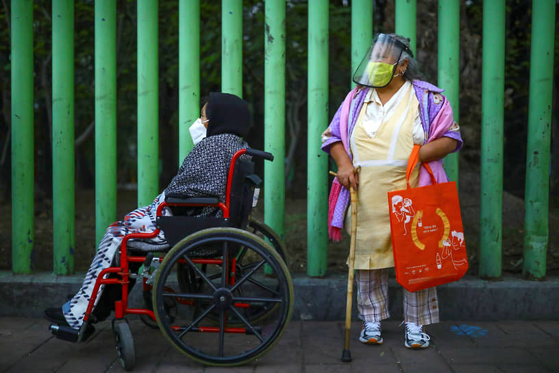 Мехико, Мексика. Местные жители в очереди за вакциной от коронавируса российского производства «Спутник V»