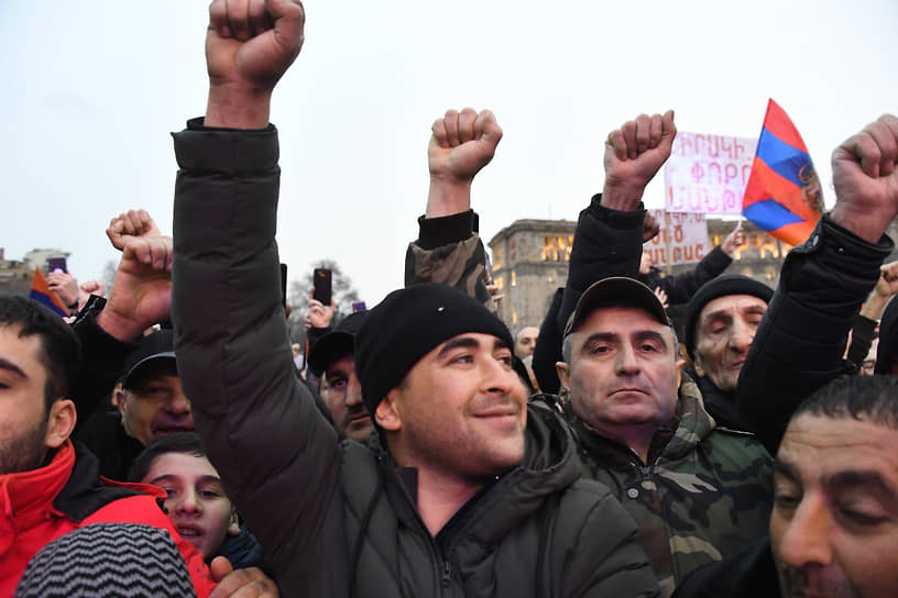 Ереван, Армения. Участники митинга в поддержку премьер-министра страны Никола Пашиняна на площади Республики возле здания правительства