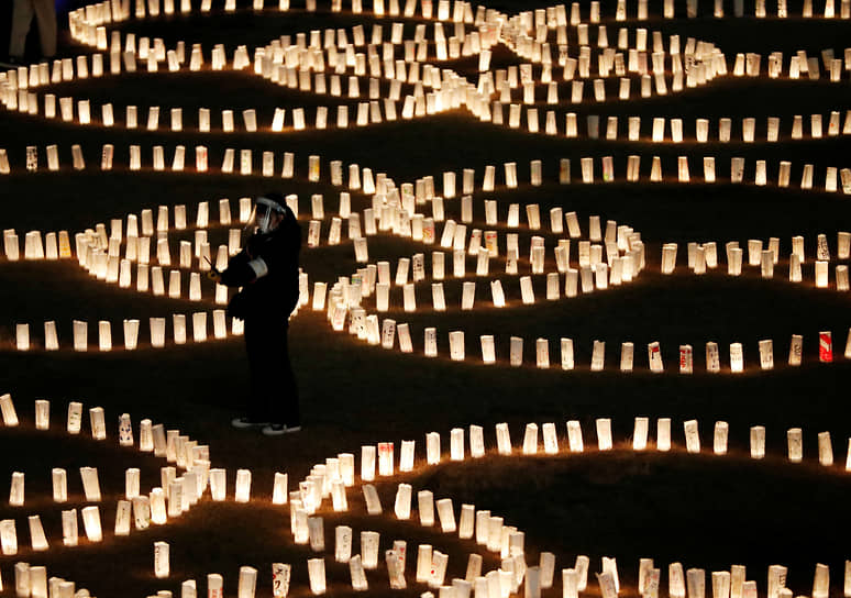 Токио, Япония. Зажженные бумажные фонари в память о погибших во время землетрясения и цунами 11 марта 2011 года 