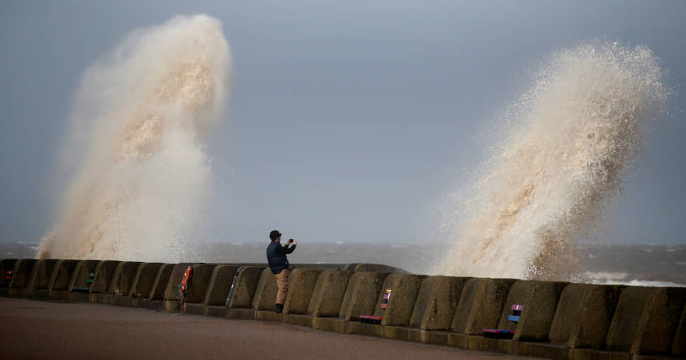 Нью-Брайтон, Великобритания. Мужчина фотографирует море
