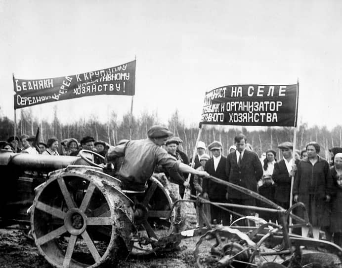 «Мы чувствуем себя здесь, - говорили члены коммуны "Герольд",— похороненными заживо, лишними, никому не нужными людьми» (на фото — члены коммуны «Герольд» получают трактор «Фордзон-Путиловец». Московская область, 1925 г.)