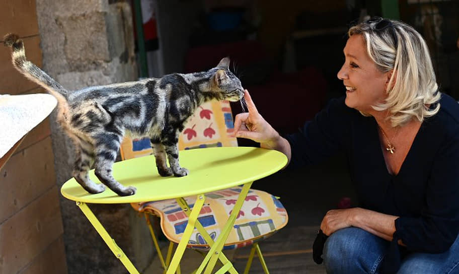 Глава «Национального объединения» и кандидат в президенты Франции Марин Ле Пен с котом