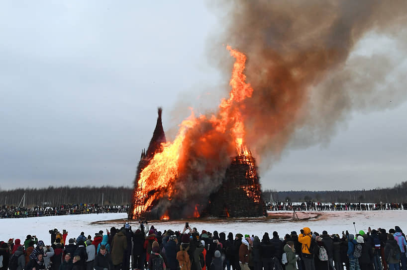 Сожжение замка «Короналюдоеда» в арт-парке «Никола-Ленивец» в Калужской области