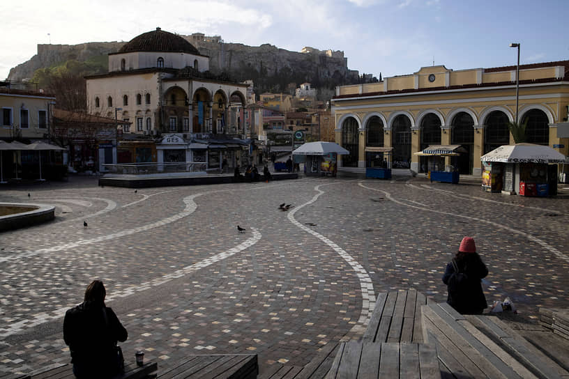 Нелегально сидящие на скамейках греки на площади Монастираки в Афинах
