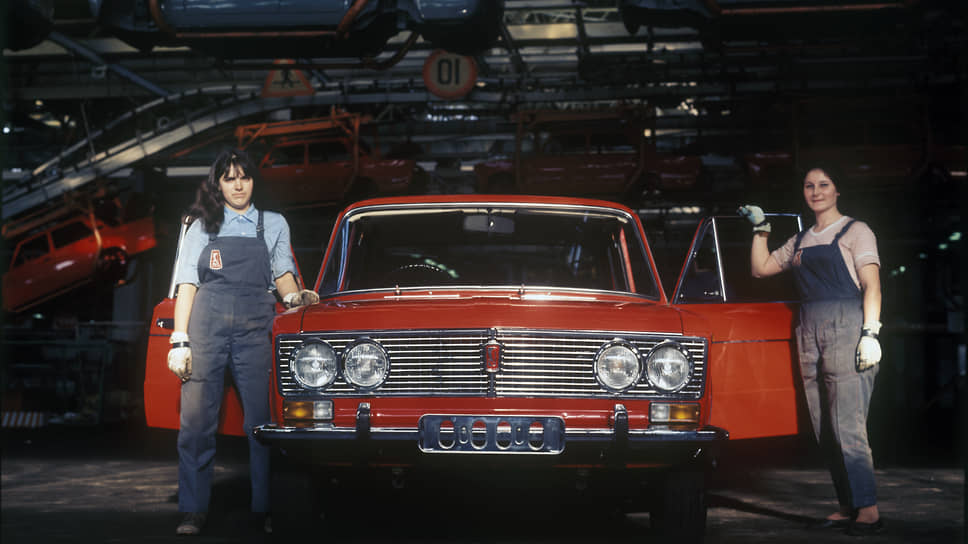 В сборочном цехе автомобилей «Жигули» Волжского автомобильного завода. 1973 год