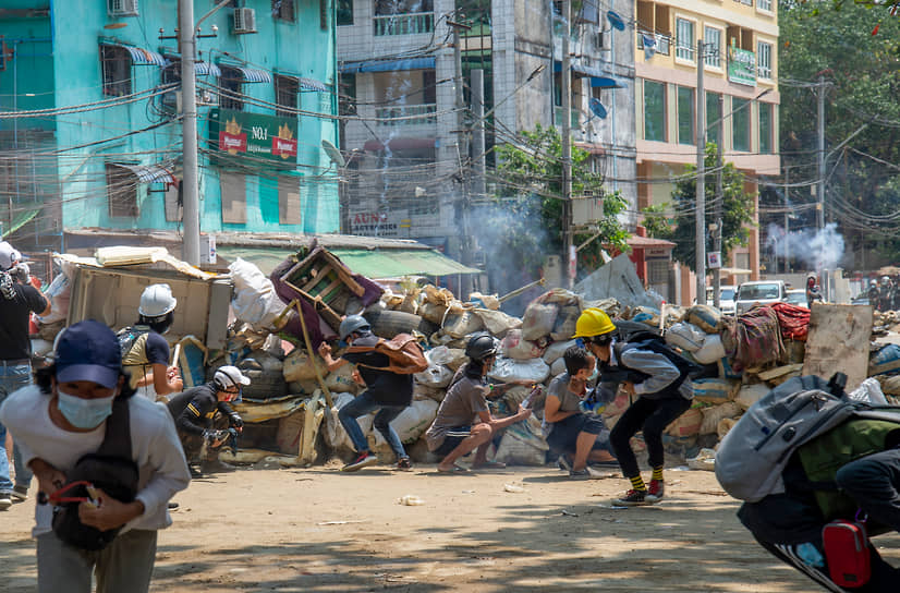 Янгон, Мьянма. Протестующие против военного переворота в стране у баррикад 