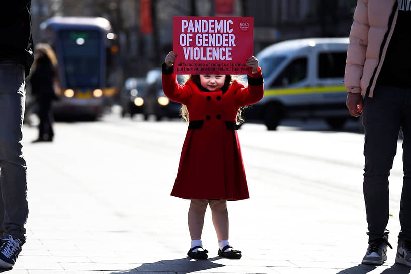 Дублин, Ирландия. Девочка держит плакат на акции протеста против насилия 