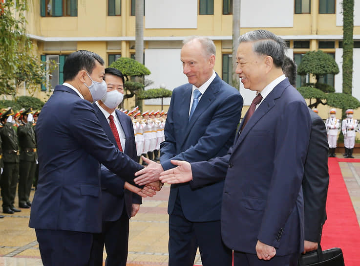 Секретарь Совбеза РФ Николай Патрушев (в центре) и министр общественной безопасности Вьетнама То Лам (справа)