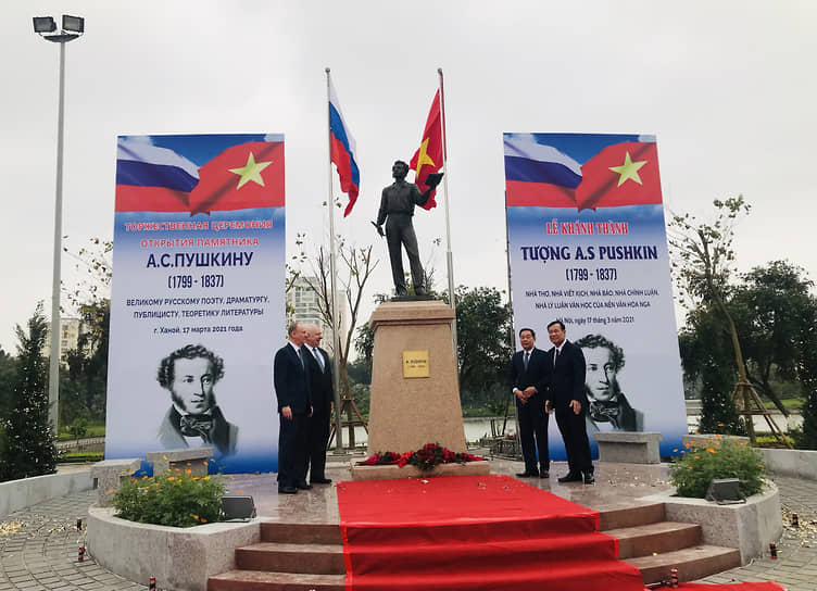 Церемония открытия памятника русскому поэту Александру Пушкину в Ханое