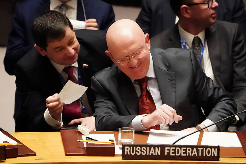 Постпред РФ при ООН Василий Небензя (справа)