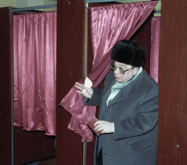 Валентин Павлов на избирательном участке во время проведения референдума