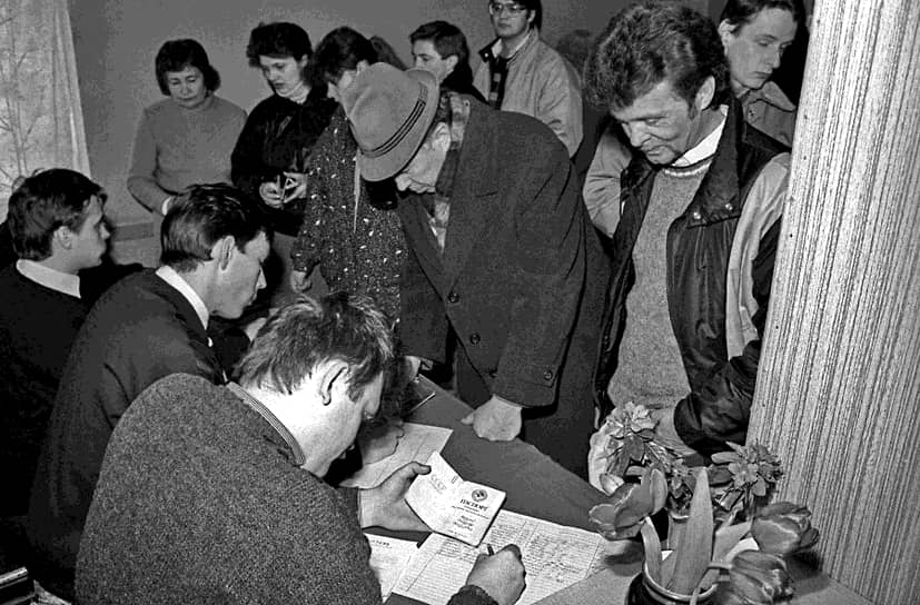 Жители литовского города Новый Вильно на избирательном участке в день всесоюзного референдума по вопросу сохранения СССР