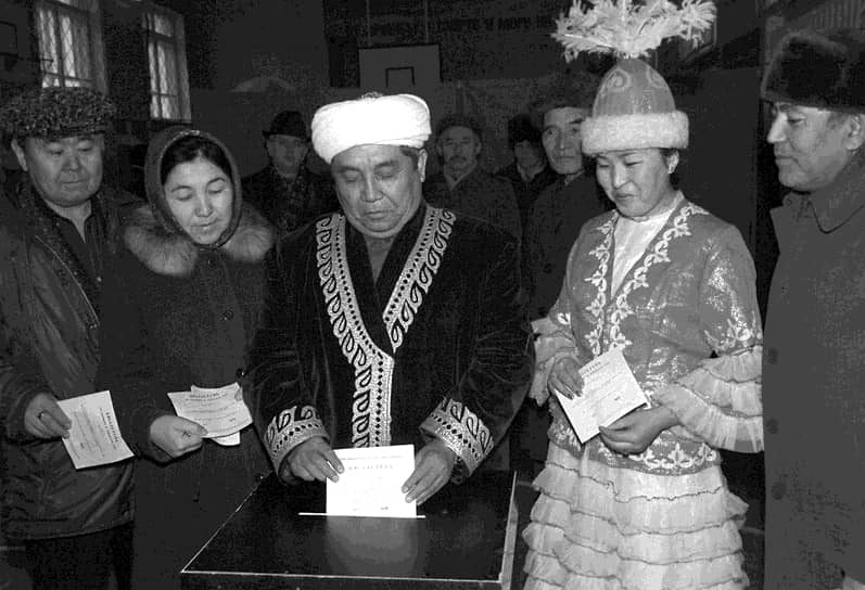 Ратбек Нисанов, глава Духовного управления мусульман Казахстана во время голосования на всесоюзном референдуме. 17 марта 1991 года