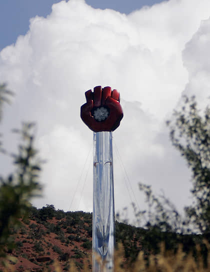 Символ сжатого кулака Хантера Томпсона на вершине памятника гонзо-журналисту, установленному в его имении Совиная ферма