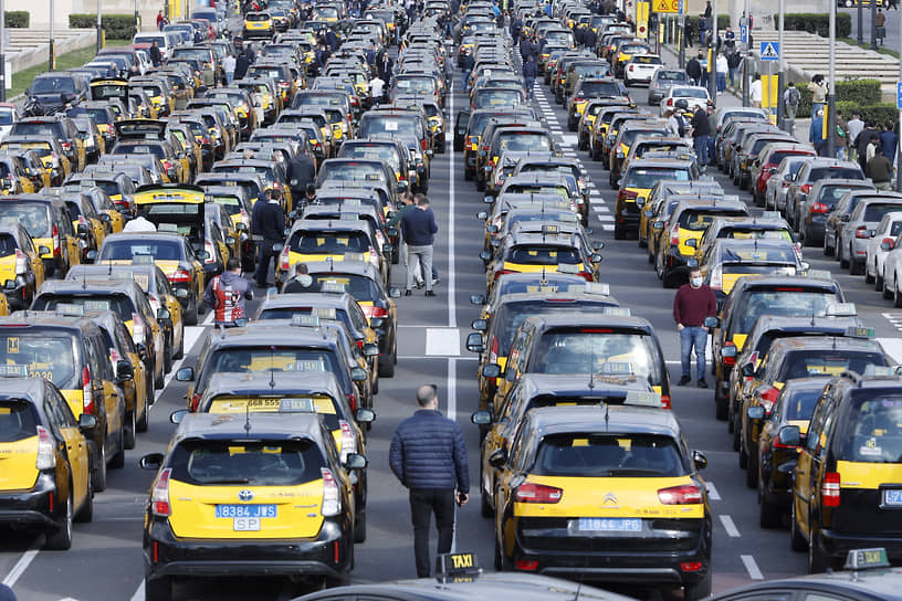 Барселона, Испания. Акция таксистов против возобновления работы Uber в городе