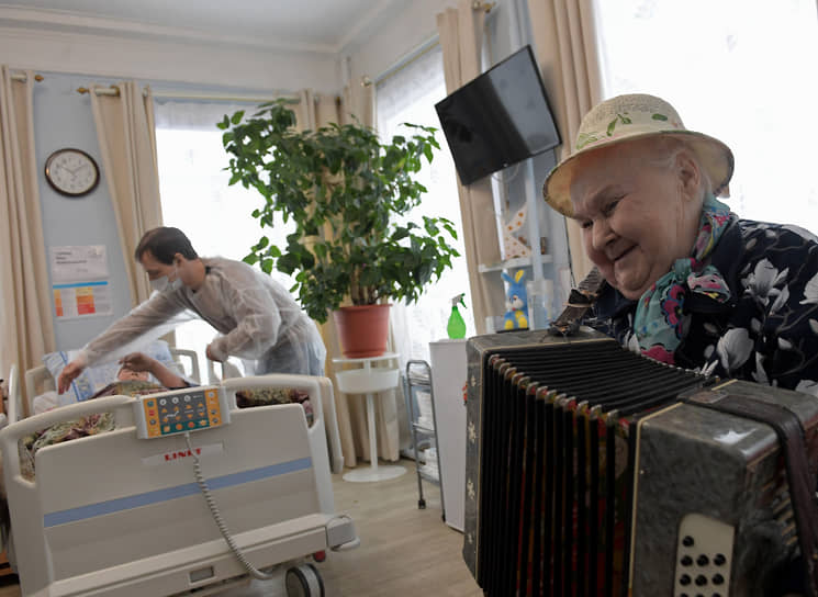Пациентка Альбина развлекает постояльцев дома милосердия игрой на гармошке