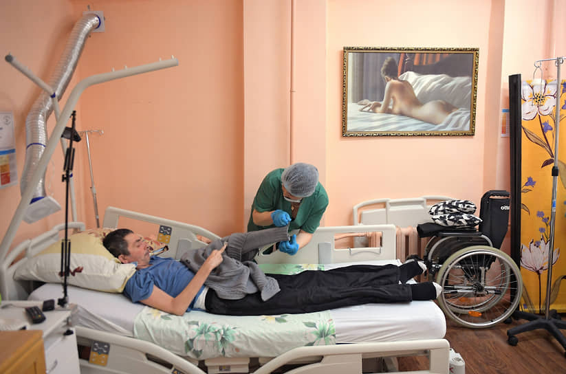 Пациент дома милосердия Дмитрий во время медицинских процедур 