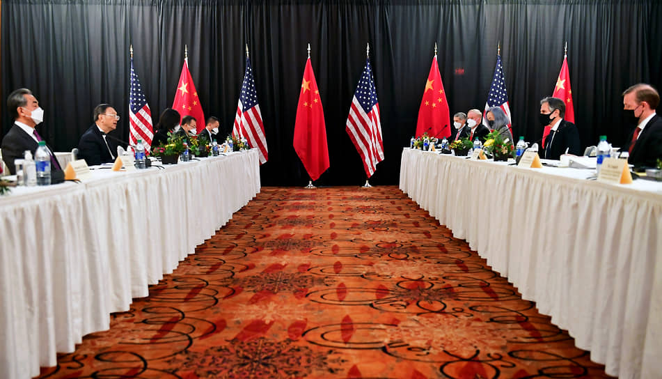 Участники делегаций КНР и США на переговорах в Анкоридже (штат Аляска)