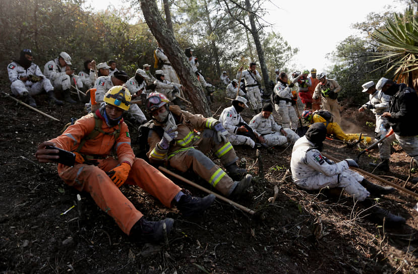 Сьерра де Сантьяго, Мексика. Пожарные и нацгвардейцы отдыхают после работы