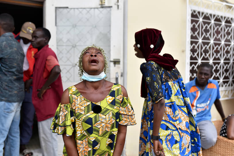 Браззавиль, Республика Конго. Женщина оплакивает погибшего от коронавируса кандидата в президенты страны Ги-Бриса Парфе Колеласа
