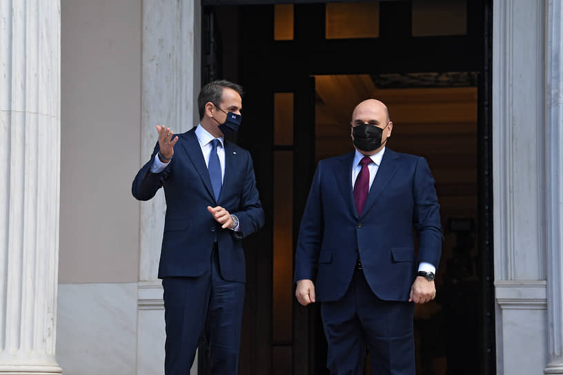 Премьер-министр России Михаил Мишустин (справа) и премьер-министр Греции Кириакос Мицотакис