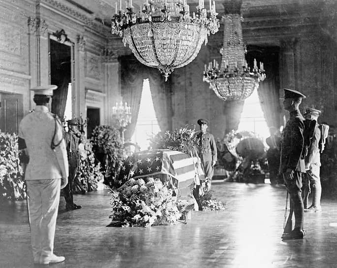 Гроб с телом президента Гардинга в Восточной комнате Белого дома