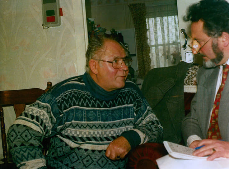Станислав Хшановский (слева), которого подозревают в нацистских преступлениях, разговаривает с журналистом Daily Mail Джеффри Леви в 1996 году