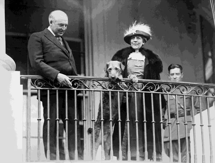 Президент Уоррен Гардинг и первая леди Флоренс Гардинг наблюдают за катанием яиц на Пасху на газоне перед Белым домом, 1922 год