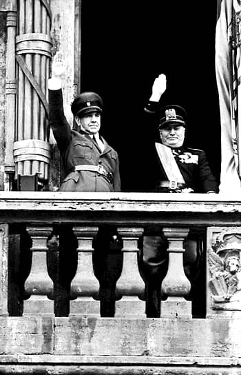 Поглавник Независимого государства Хорватия Анте Павелич и премьер-министр Италии Бенито Муссолини на балконе палаццо Венеция в Риме после подписания итальяно-хорватского договора о границах. 18 мая 1941 года