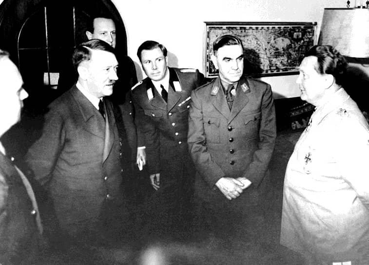 6 июня 1941 года Адольф Гитлер принял нового главу Хорватии Анте Павелича (второй справа) в своей резиденции Бергхоф в Баварских Альпах. Крайний слева – министр иностранных дел Германии Иоахим фон Риббентроп, крайний справа – рейхсмаршал Герман Геринг
