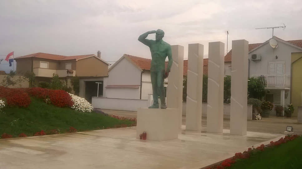 Несмотря на протесты соседних стран, власти Хорватии не стали демонтировать памятник убийце посла