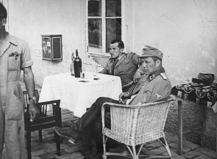 Векослав Лубурич (в центре) с немецким коллегой в хорватском лагере смерти Стара-Градишка, предназначенном для сербских, еврейских и цыганских женщин и детей